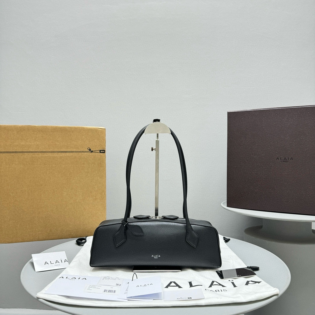 THE DACHSHUND SHOULDER BAG 32 BLACK CALFSKIN