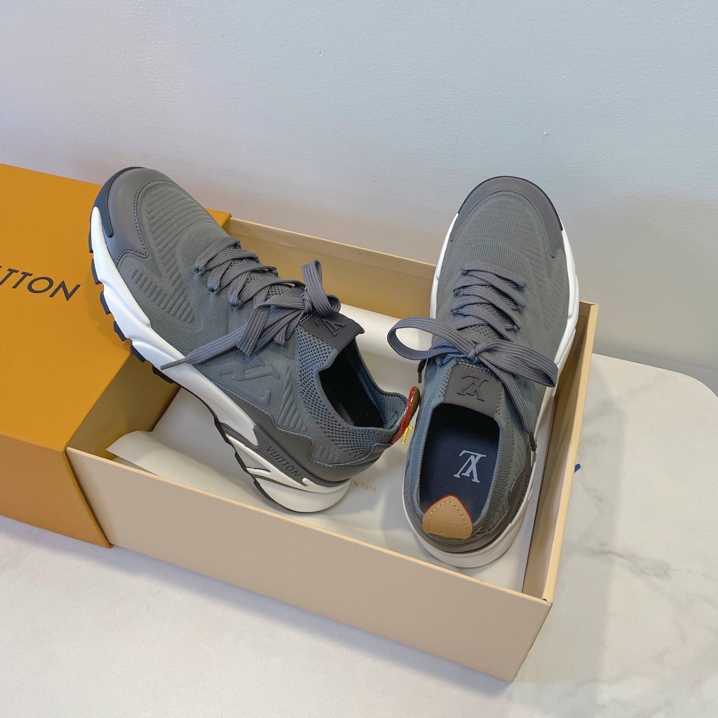 LV Runner Tatic Sneaker Gray Frabic 500225